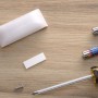 Mr.Beams Batterieleuchte MB500 2er-Pack mit Schraubendreher und Batterien auf Tisch.