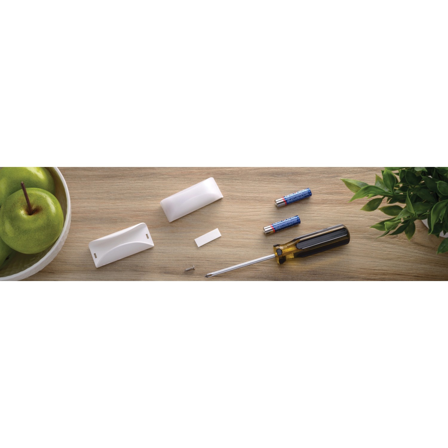Mr.Beams Batterieleuchte MB500 2er-Pack mit Schraubendreher und Batterien auf Tisch.