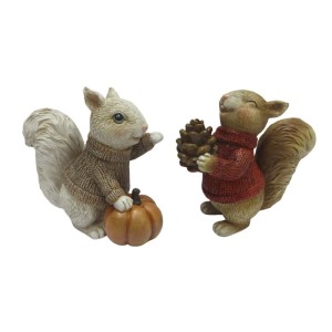 Zwei Boltze Deko-Figuren: helles Eichhörnchen mit braunem Pullover und Kürbis, braunes mit rotem Pullover und Tannenzapfen. 9 cm hoch.