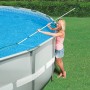Frau reinigt Pool mit Intex Reinigungs-Set Venturi, Poolsauger mit Teleskopstange.