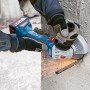 Bosch Professional Akku-Winkelschleifer GWS 18V-7 im Einsatz beim Trennen von Metall.