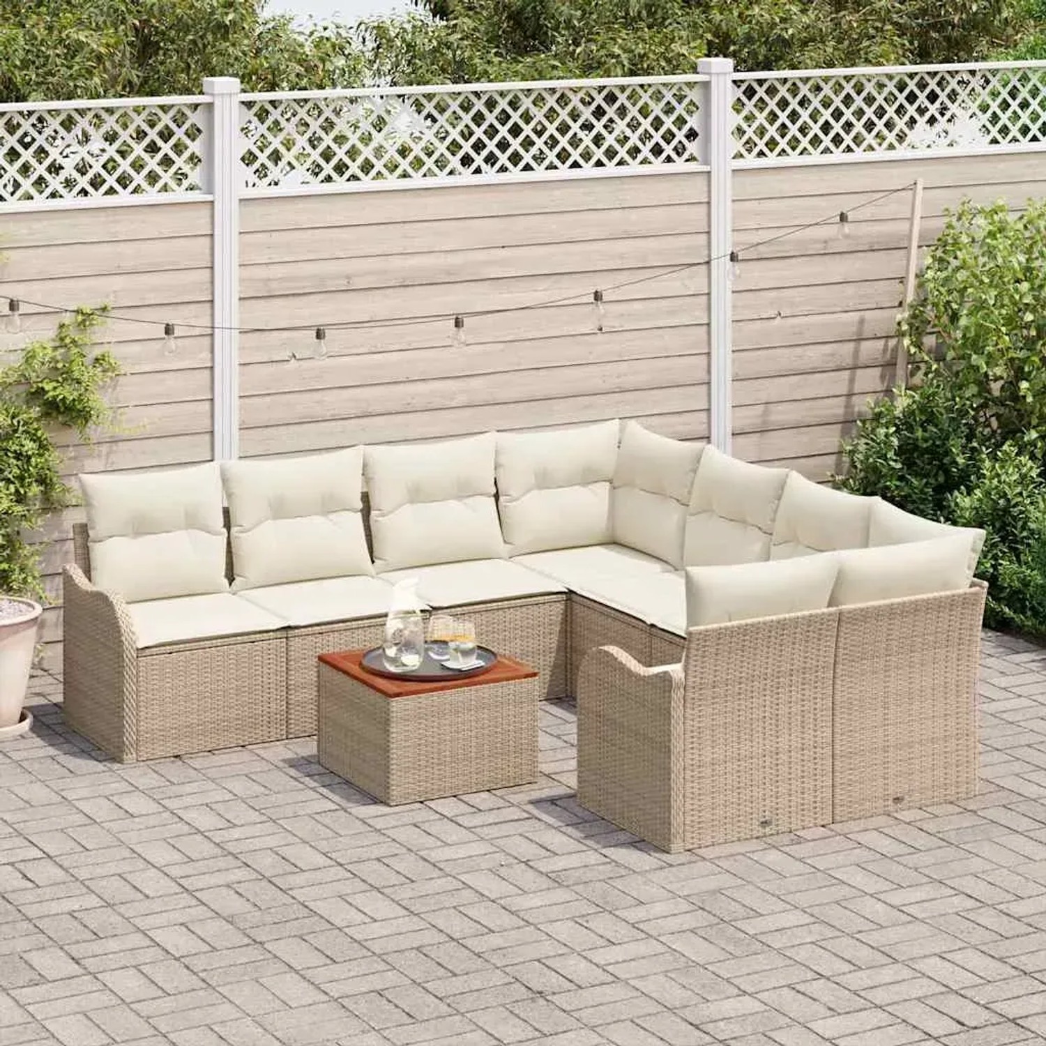 Beige vidaXL Garten-Sofa-Set, 9-teilig, mit Tisch und weißen Polstern. Gartenmöbel für Terrasse und Garten.