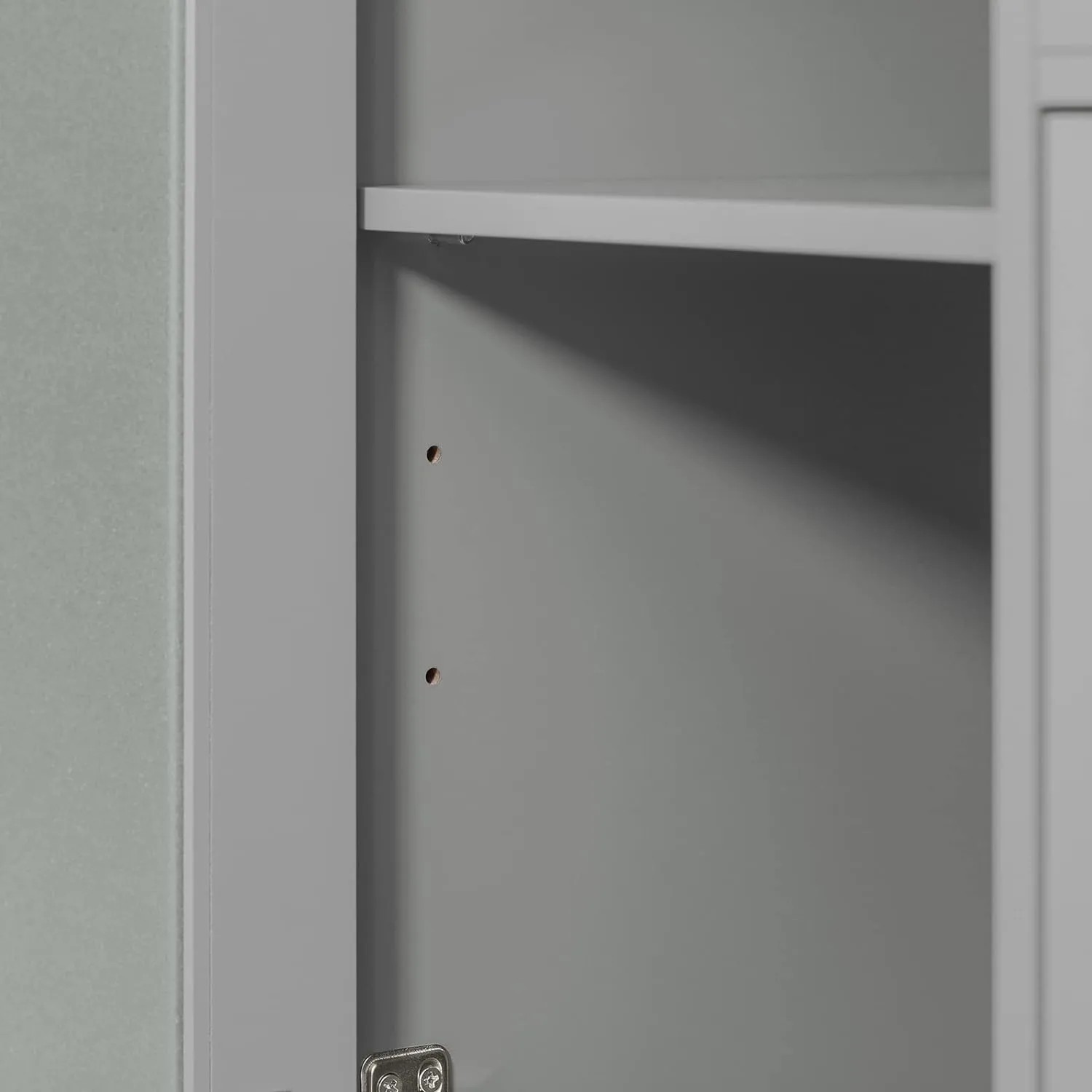 Detailaufnahme: Innenraum des grauen SoBuy Sideboards/Küchenwagens mit Fachboden.