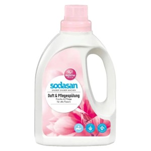 Weiße Sodasan Duft- und Pflegespülung Flasche mit pinkem Deckel, Magnolien-Design. Für frische Wäsche.