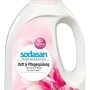 Weiße Sodasan Duft- und Pflegespülung Flasche mit pinkem Deckel, Magnolien-Design. Für frische Wäsche.