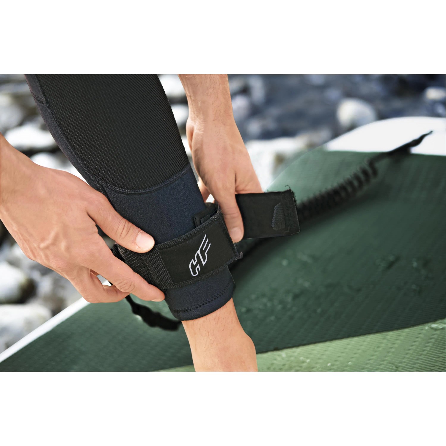 Detailaufnahme: Anbringen der Leash am Fuß für das Bestway Hydro-Force SUP River Board.