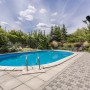 Summer Fun Solardusche Menorca, 20 l, geteilt, im Garten neben Pool. Schwarze Outdoor Dusche mit Brausekopf.
