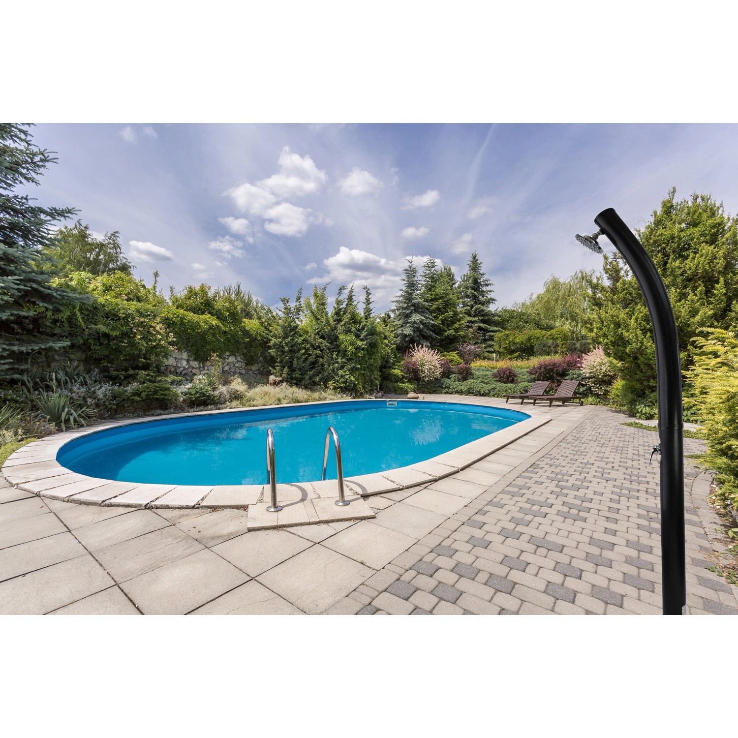 Summer Fun Solardusche Menorca, 20 l, geteilt, im Garten neben Pool. Schwarze Outdoor Dusche mit Brausekopf.