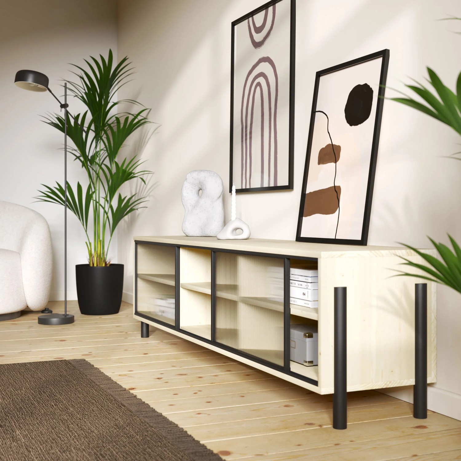 Wohnzimmer mit CREATE! by OBI Lowboard, Deko und Pflanzen vor einer Wand in Elfenbeinweiß.