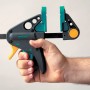 Wolfcraft Einhandzwinge EHZ Pro 65-300 in Aktion: Hand spannt Werkstück mit dem Spannwerkzeug.