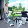 Frau reinigt Boden mit Leifheit Akku-Saugwischer Regulus Aqua PowerVac.