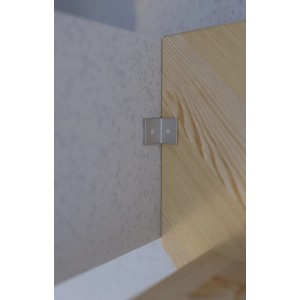 Detailaufnahme StarWood Fichtentreppe mit Winkelverbinder an Wand. Holztreppe für Innen.
