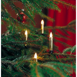 Konstsmide Kerzen-Lichterkette mit 20 goldenen, gefrosteten Lichtern am Weihnachtsbaum.