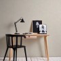 Beige, leicht strukturierte Vliestapete Uni Matt an einer Wand hinter einem Schreibtisch.