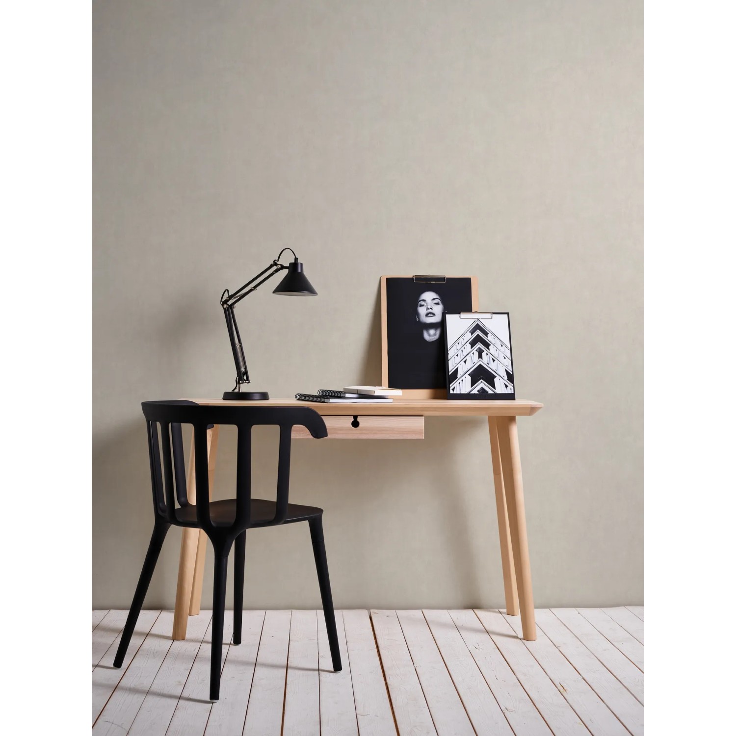 Beige, leicht strukturierte Vliestapete Uni Matt an einer Wand hinter einem Schreibtisch.