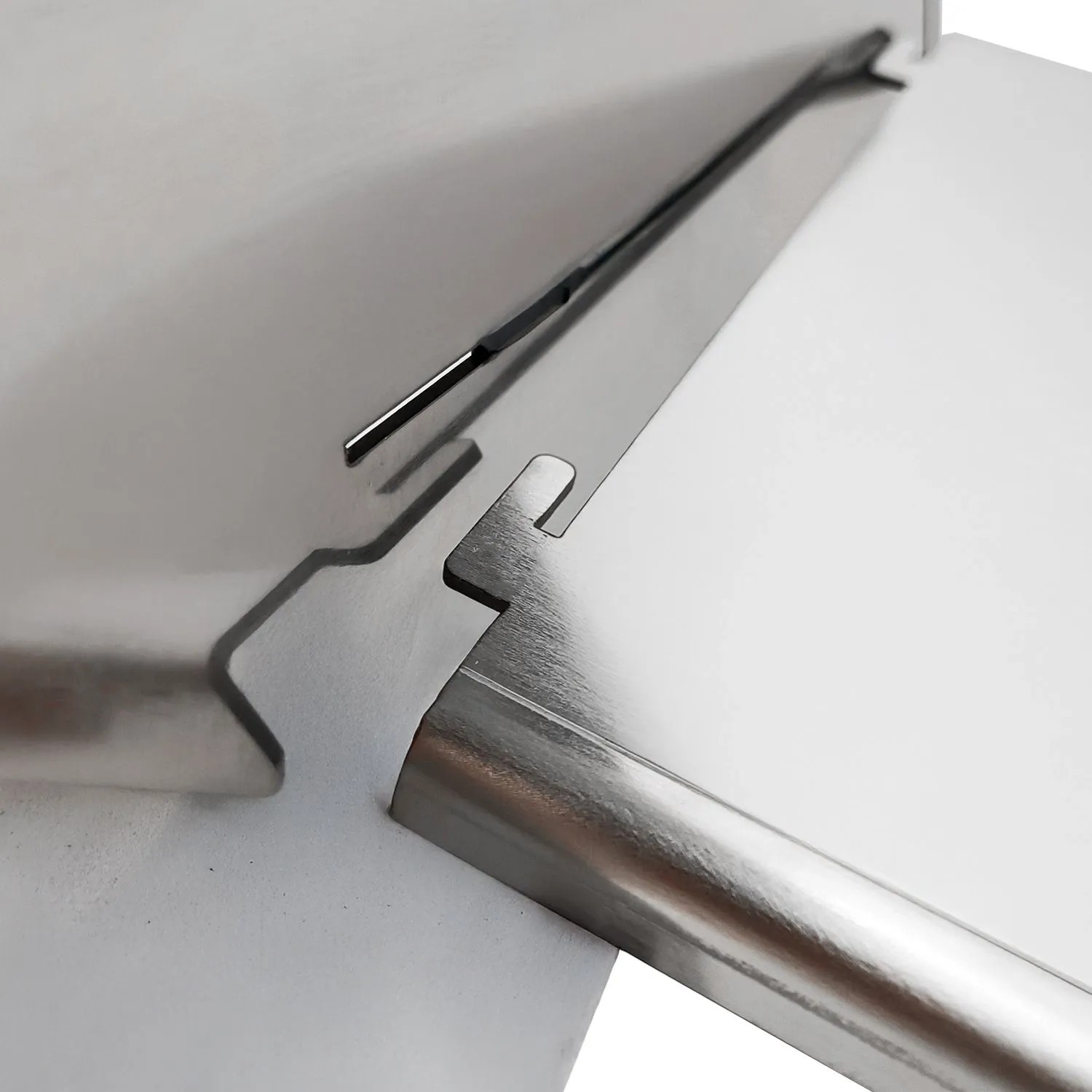 Detailansicht des Stecksystems vom Grillpeter Mangal Izmir Schaschlikgrill. Zwei robuste 2mm Edelstahlteile ineinandergesteckt.