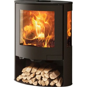 Schwarzer Panadero Baikal Kaminofen (6,7 kW) mit Holzscheiten im unteren Fach.
