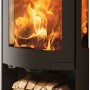 Schwarzer Panadero Baikal Kaminofen (6,7 kW) mit Holzscheiten im unteren Fach.