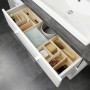Offene Schublade mit Fackelmann Schubladen-Box Buche, Badmöbel-Zubehör mit Fächern für Badutensilien.