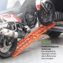 TRUTZHOLM Auffahrrampe, klappbar, 180 cm, orange, mit Motorrad auf Anhänger. Zubehör für Autoanhänger.