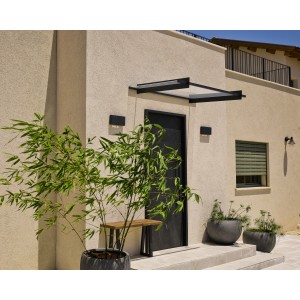 Modernes Palram Vordach Nancy in Anthrazit mit klarer Acrylglas-Platte am Hauseingang.