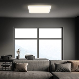 Weißes, flaches Brilo LED Panel Slim an der Decke eines Wohnzimmers.
