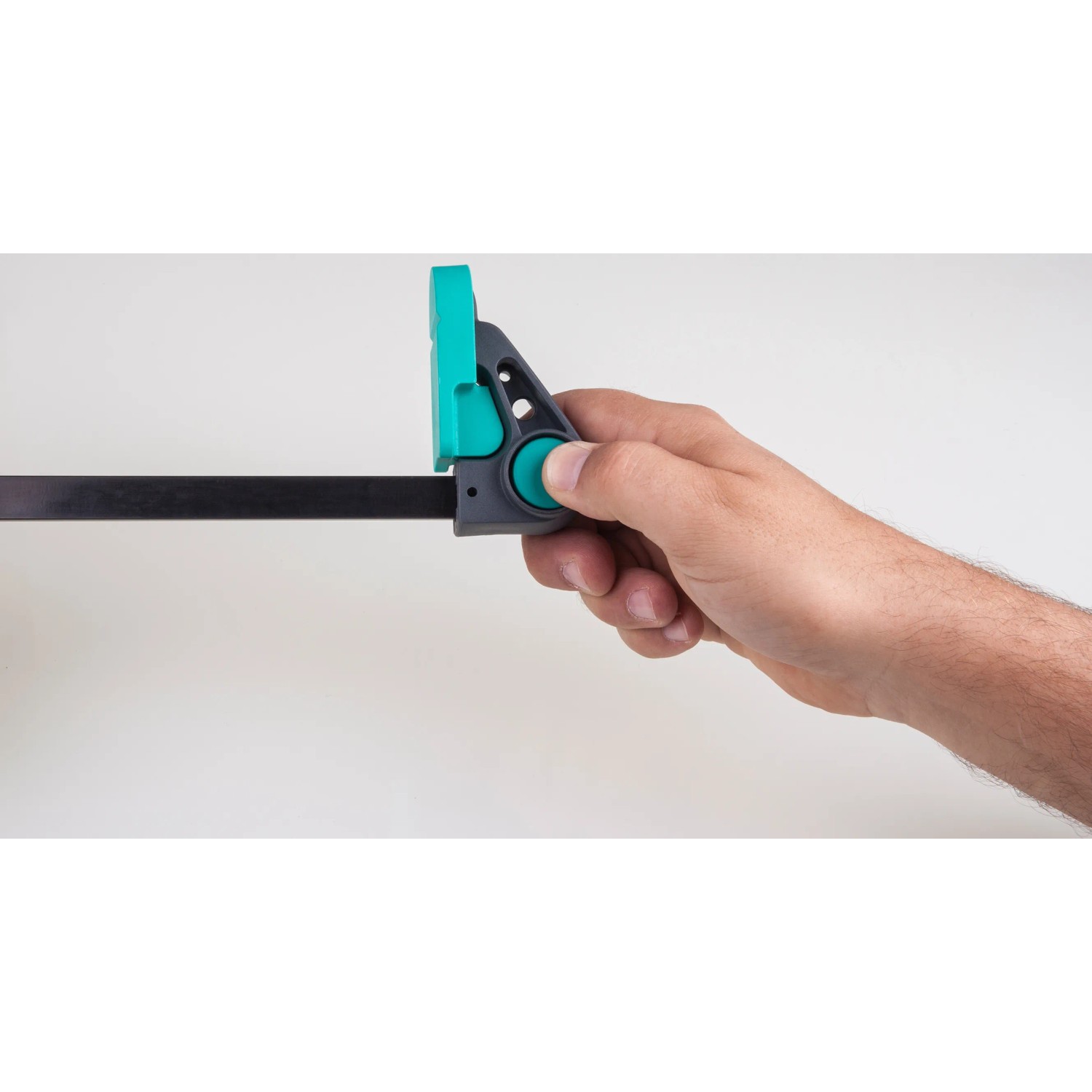 Wolfcraft Werktischspanner Pro in Aktion: Werkstückfixierung mit Spannwerkzeug.