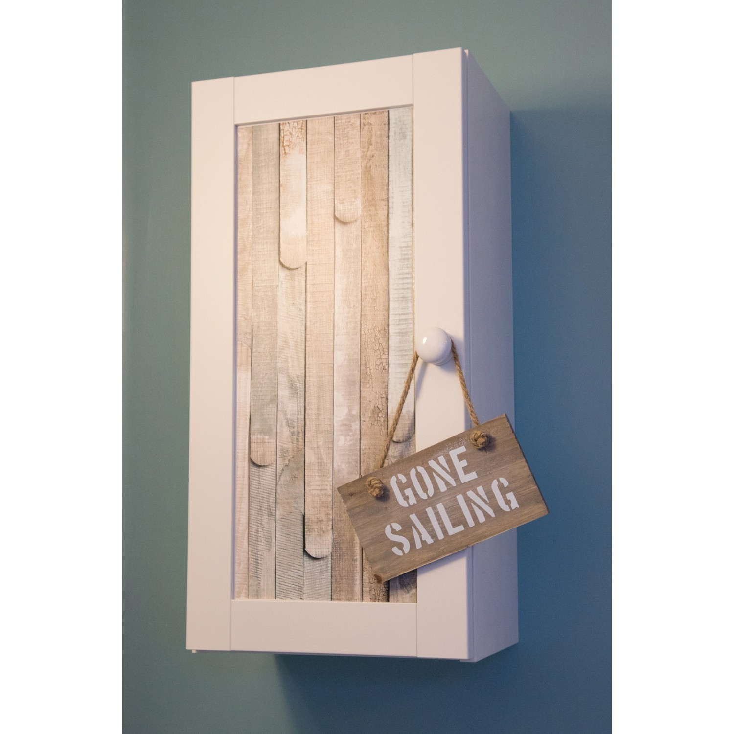 d-c-fix Klebefolie Rio Ocean auf einem Badezimmerschrank mit Deko-Schild.