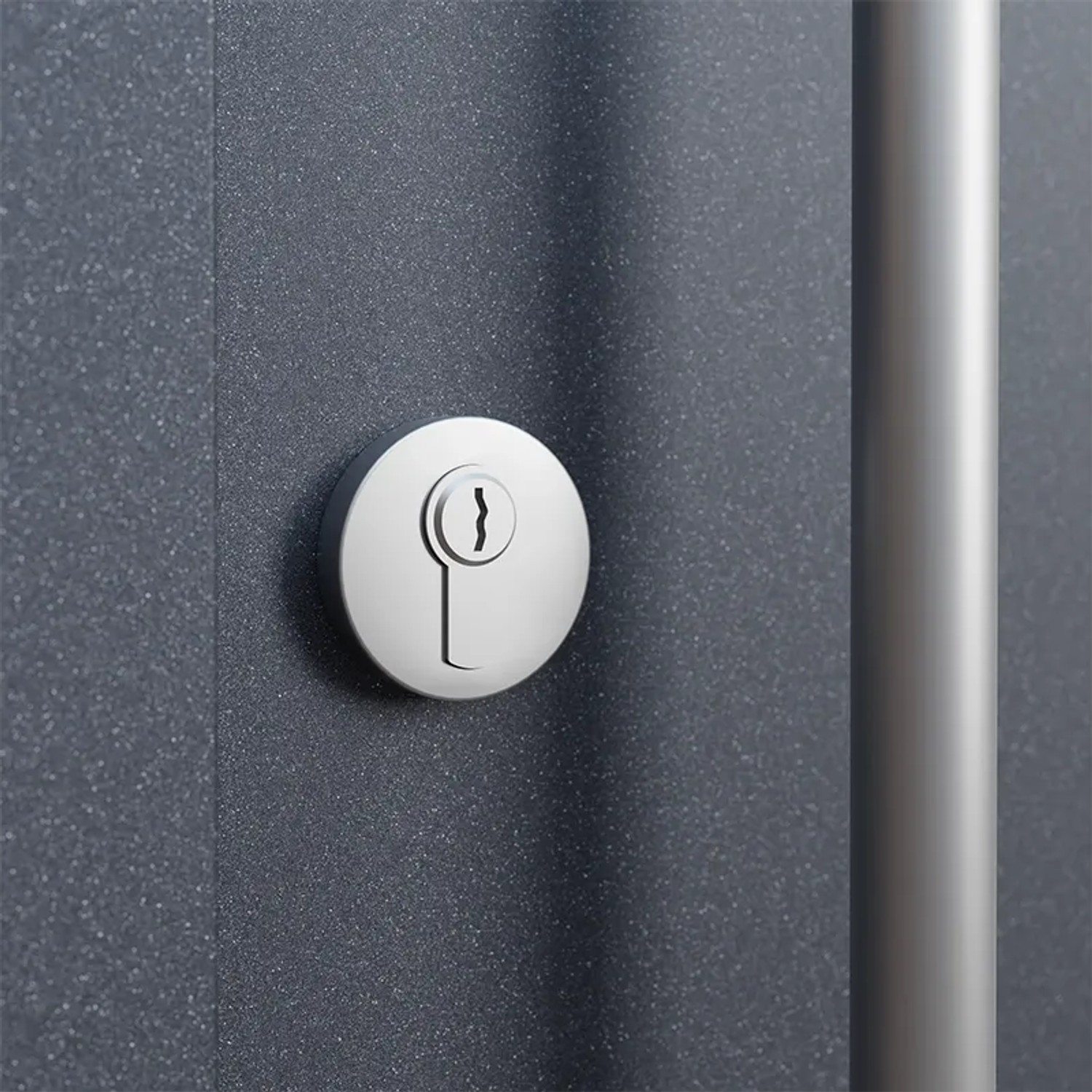 Detailaufnahme: Anthrazitfarbene Haustür AS68 mit Schloss und Edelstahlgriff.