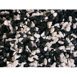 Schwarz-weißer Garten-Splitt, 8-12 mm, ideal für Gartenwege und Zierflächen.