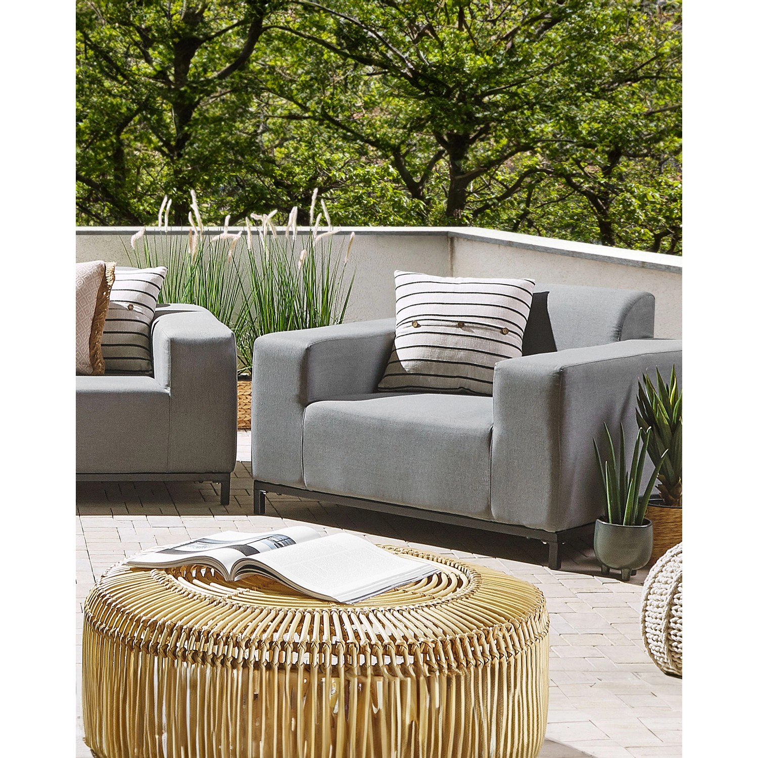 Grau-schwarzer Beliani Sessel (84x105x68) aus der Kategorie Gartenstühle.