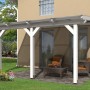 Weiße Skan Holz Terrassenüberdachung Andria aus Leimholz mit Polycarbonat-Doppelstegplatten.
