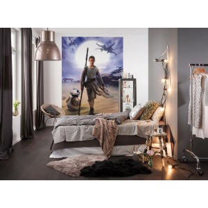 Zimmer mit Star Wars Fototapete mit Rey und BB-8 vor Mond und Raumschiffen.