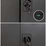 Detailaufnahme des Schlosses vom anthrazitfarbenen Rikta Metallschrank mit Anzeige "Open" und "Close".