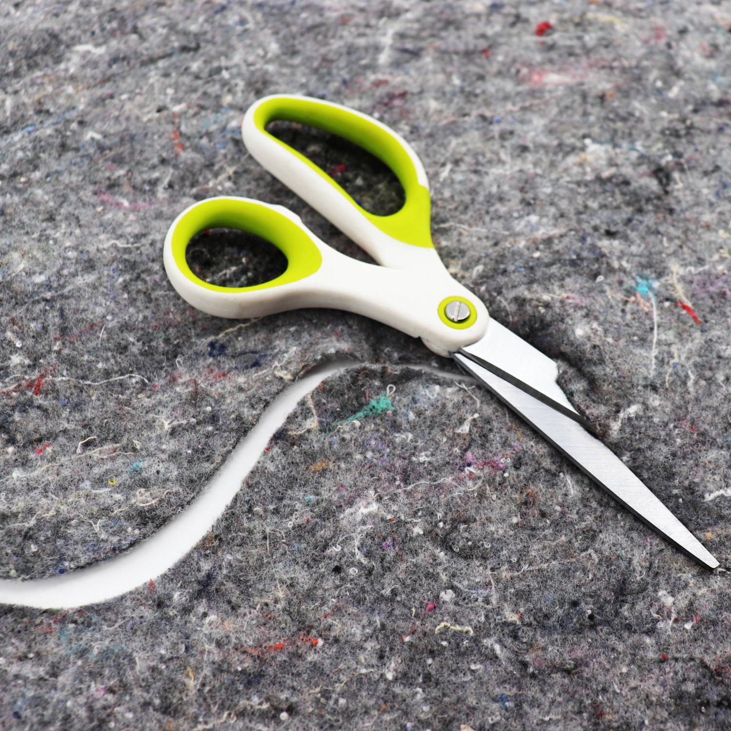 Graues Aquagart Teichvlies 300g mit Schere zum Zuschneiden für den Teichbau.