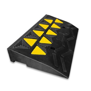 KARAT Schwellenrampe, Bordsteinrampe aus Gummi, schwarz mit gelben Dreiecken, 50x28x8 cm.