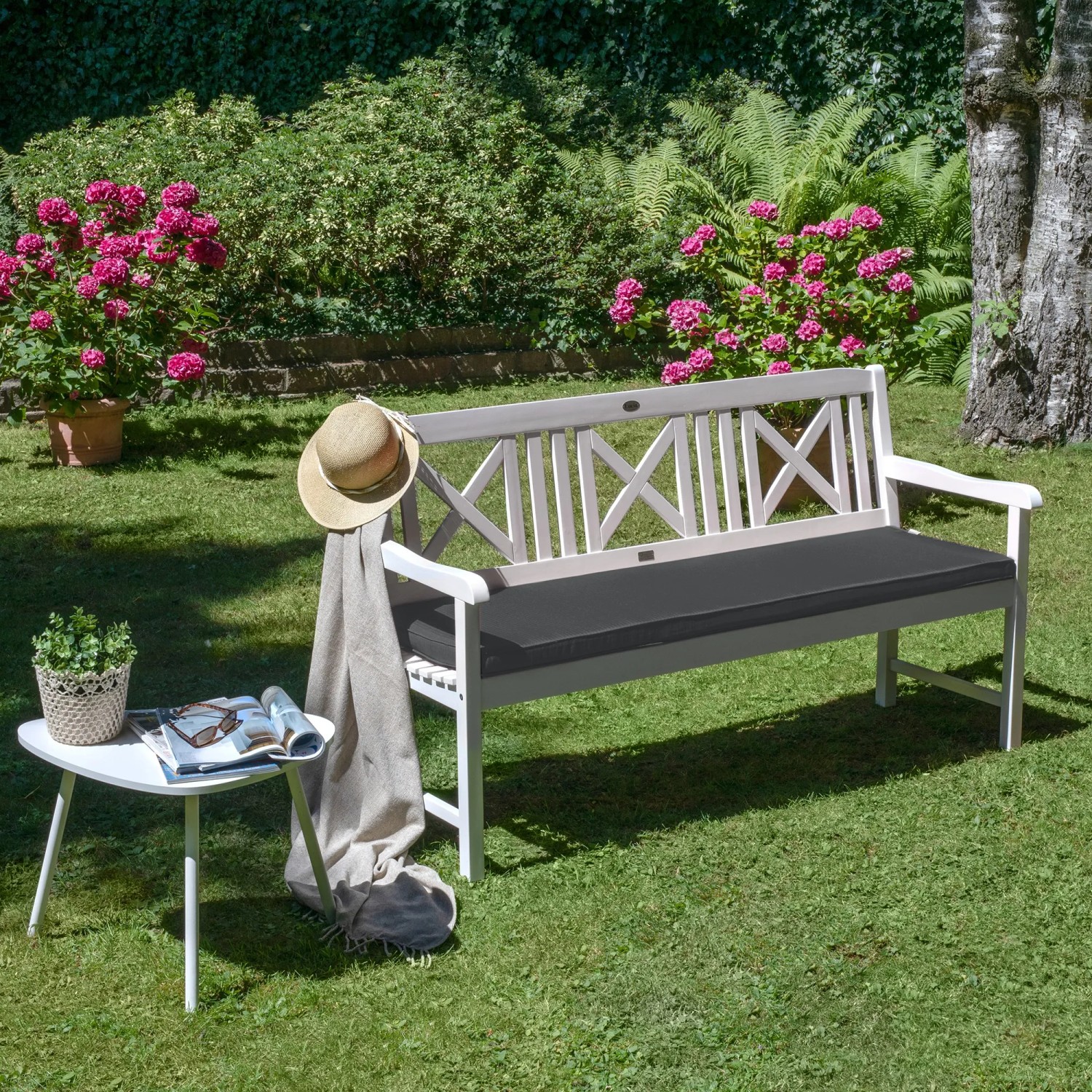 Beautissu Base BK Bankauflage 180x48 Graphitgrau auf Gartenbank. Sitzkissen mit Karo-Struktur.