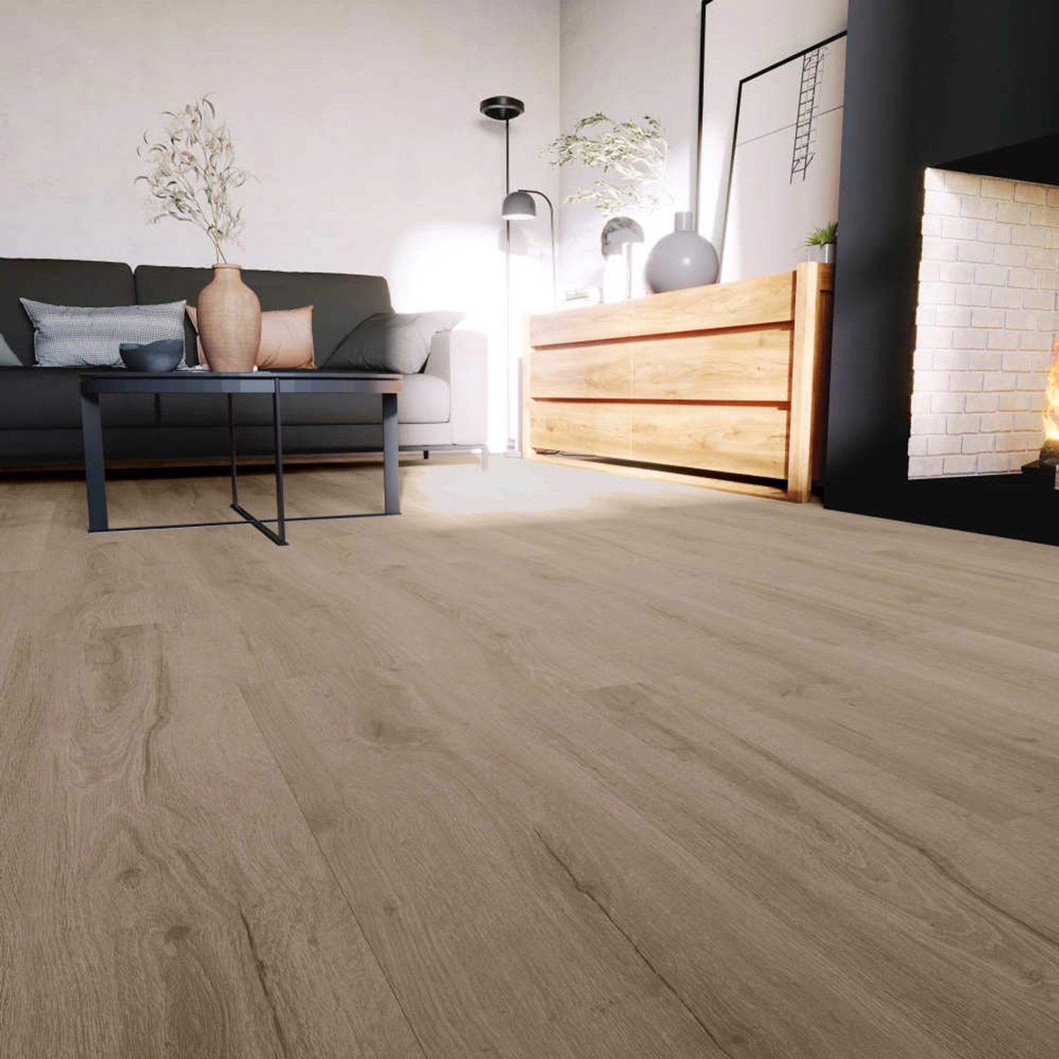 Anaturo Klebe-Vinylboden Mio 55 Eiche Verona im Wohnraum mit Möbeln und Kamin.