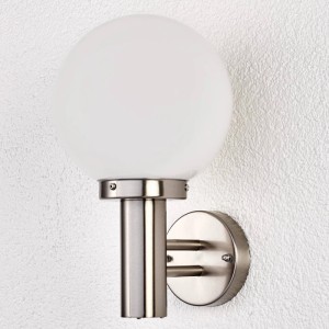 Moderne Lindby Außenwandleuchte Nada aus Edelstahl und Alu mit weißem Glasschirm.