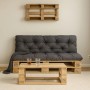 Anthrazitfarbenes Palettenkissen Set mit Sitz- und Rückenkissen auf Holzpalettensofa. Ideal für Garten & Lounge.