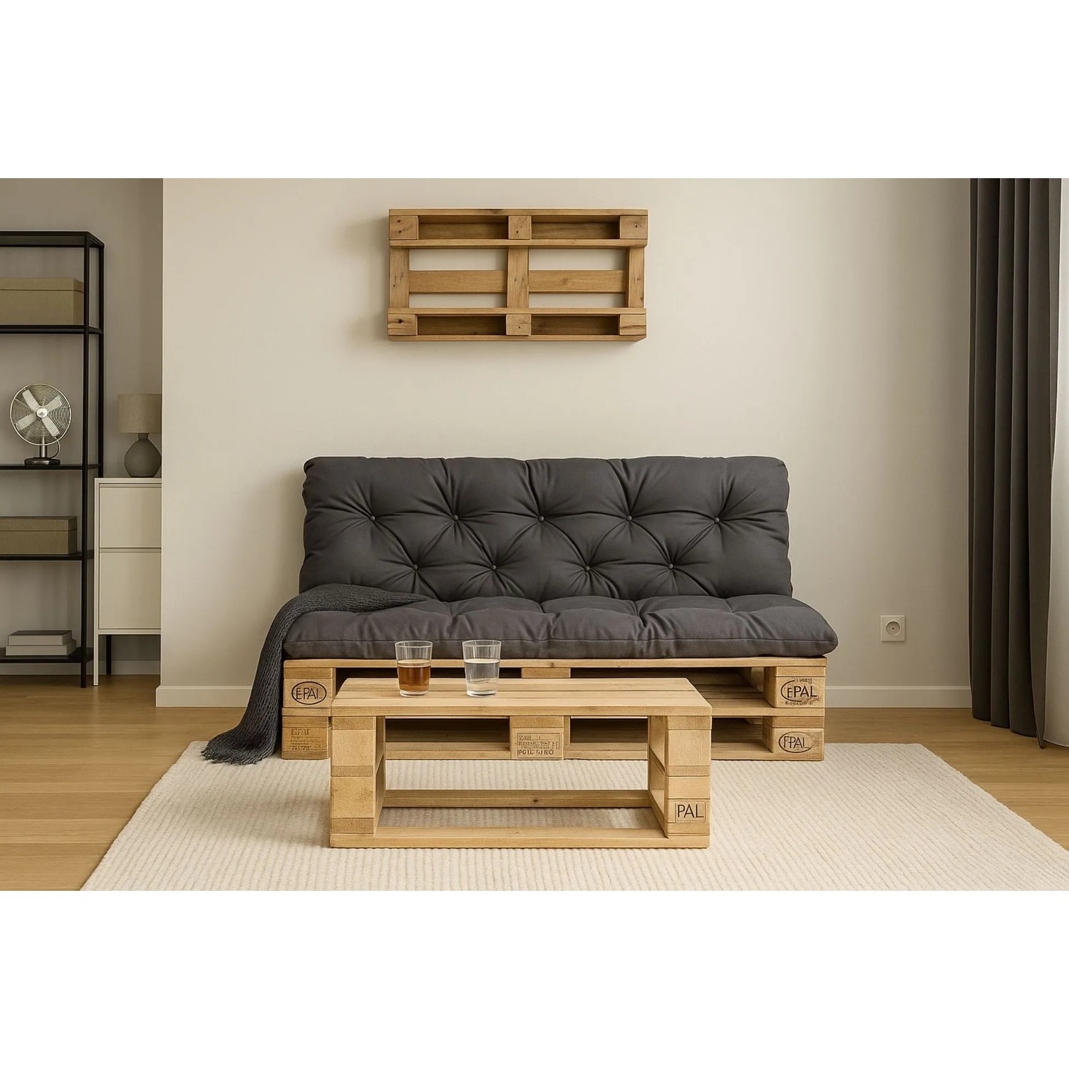 Anthrazitfarbenes Palettenkissen Set mit Sitz- und Rückenkissen auf Holzpalettensofa. Ideal für Garten & Lounge.