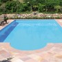 Rechteckiger Steinbach Styropor Pool-Set Classic 2+ mit blauer Folie und Sandsteinumrandung im Garten.