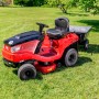 Al-Ko Rasentraktor mit Anhänger CT 400 im Garten. Zubehör für Rasentraktoren.