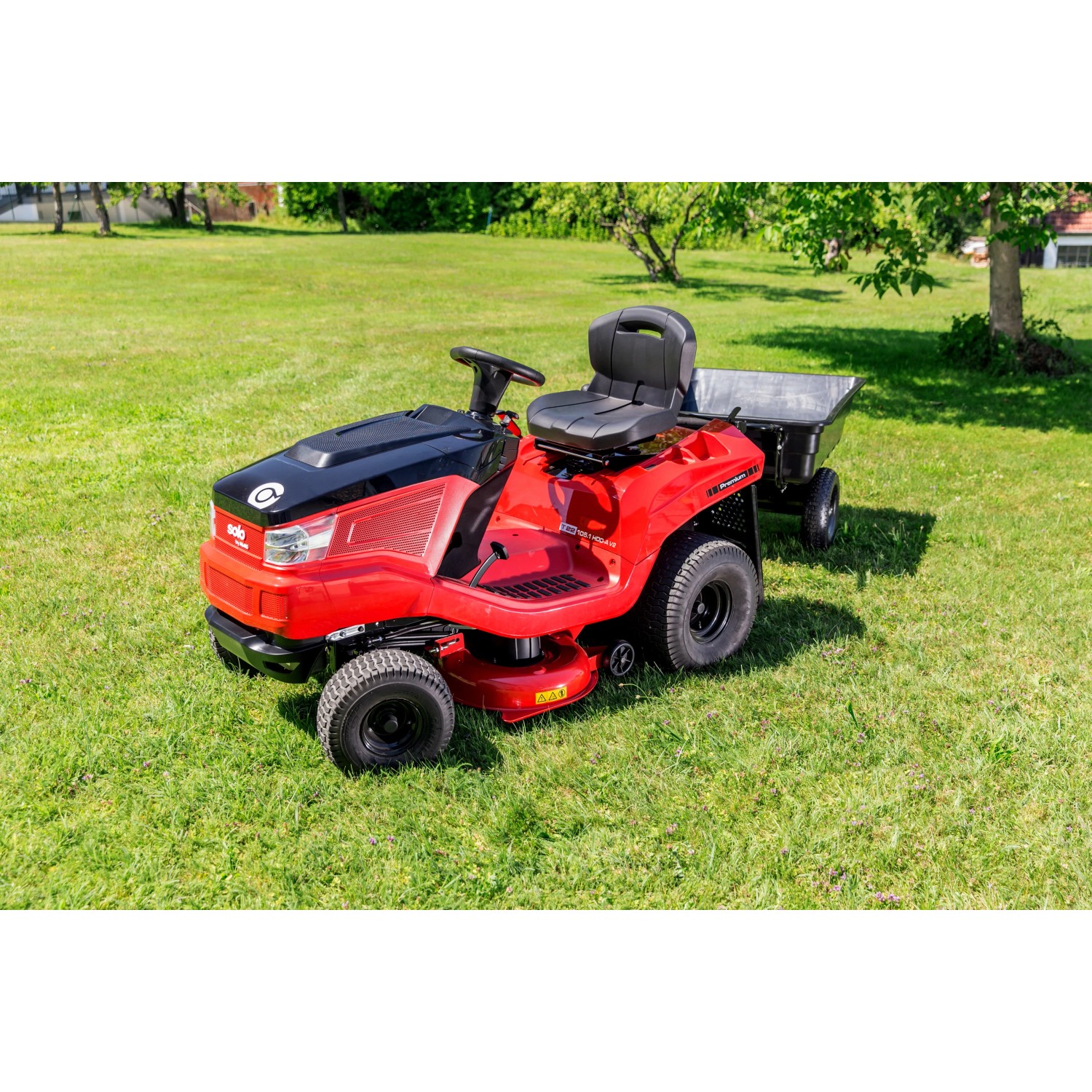 Al-Ko Rasentraktor mit Anhänger CT 400 im Garten. Zubehör für Rasentraktoren.