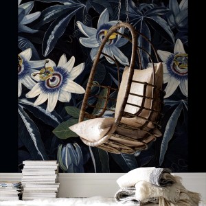 Fototapete Classic Chique Blaues Blumenmeer mit floralem Muster und einem hängenden Sessel im Raum.