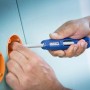 LUX 6in1 Multiabisolierer Zange im Einsatz an einer Verteilerdose.
