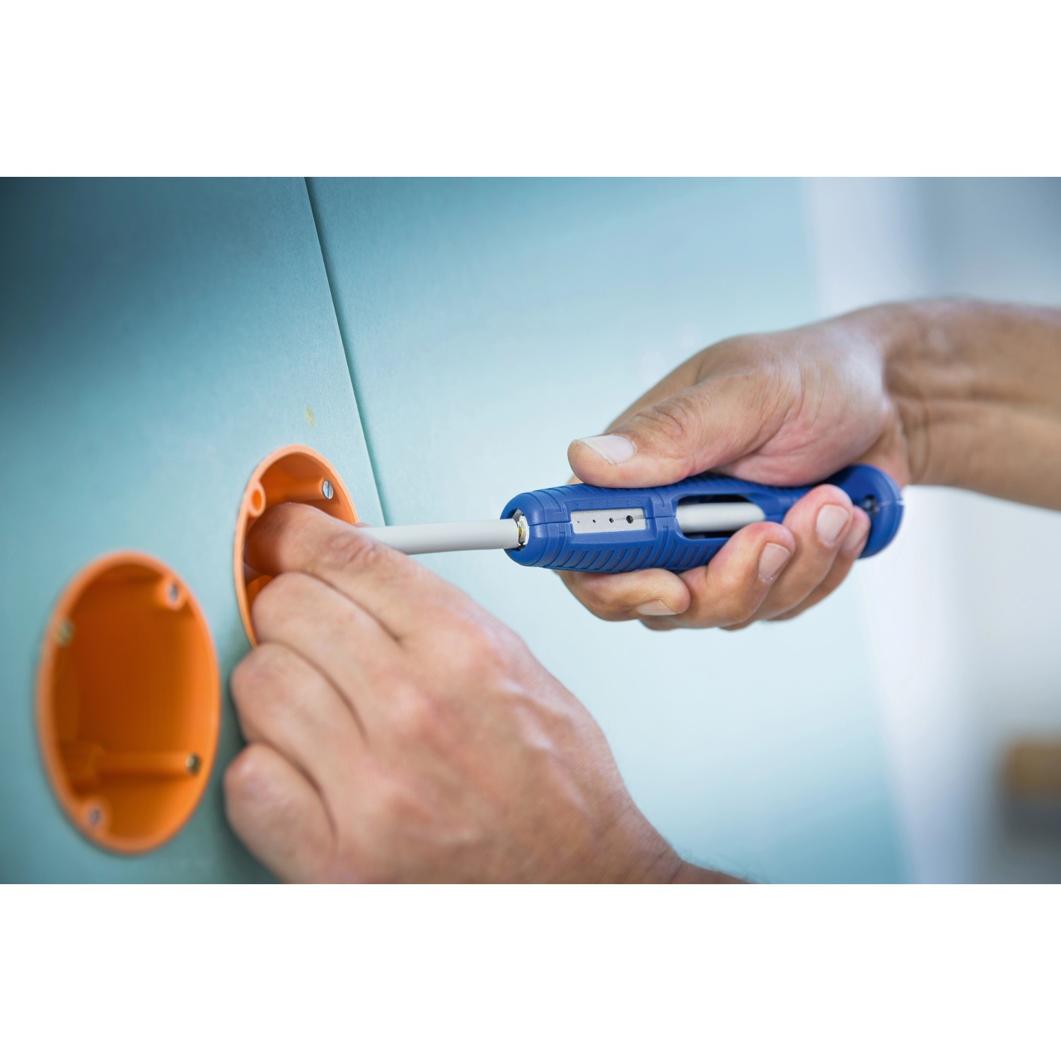 LUX 6in1 Multiabisolierer Zange im Einsatz an einer Verteilerdose.