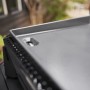 Detailaufnahme der Plancha Grillfläche des schwarzen Weber Gasgrills Slate GPD Premium 71 cm.