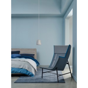 Schlafzimmer in Blautönen mit ELLE DECORATION Wandfarbe Wave After Wave No. 212.