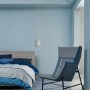 Schlafzimmer in Blautönen mit ELLE DECORATION Wandfarbe Wave After Wave No. 212.